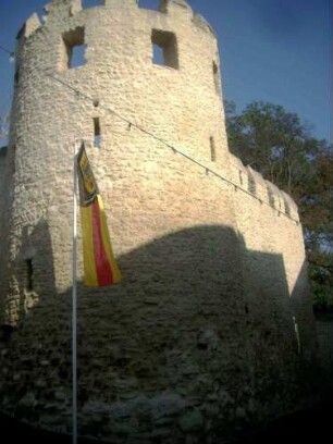 Martinskirche-Ansicht von Südwesten-Schalenturm mit Schießscharten sowie Zinnenkranz und im Süden anschließender Kirchhofmauer mit Steinbrüstung (im 20 Jh teilrekonstruiert)