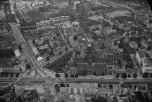 Luftaufnahme, Blick von Süden auf das Rathaus Charlottenburg. Berlin-Charlottenburg, Otto-Suhr-Allee