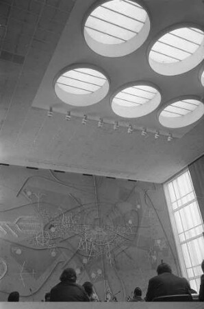 Anbringung einer neuen Verkleidung für die Decke im Bürgersaal des Rathauses