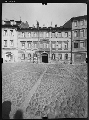 Zittau, August-Bebel-Platz (Neustadt) 32. Wohnhaus (bez. 1668). Straßenfront mit Turdurchfahrt
