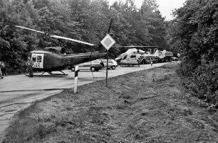 Ostring: Verkehrsunfall mit zwei Pkws: zwei Rettungshubschrauber auf Straße: links daneben Besatzungsmitglied: dazwischen Polizeifahrzeug und Pkw: hinten rechts Lkw und Pkw: 11. Juni 1999