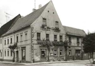 Belgern, Markt 2a/Topfmarkt 1. Wohnhaus mit Laden (1801/1850). Eckansicht
