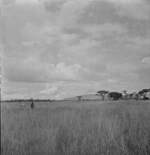 Männer in der Steppe : Zwei Männer in der Steppe mit Blick in Richtung Mount Meru