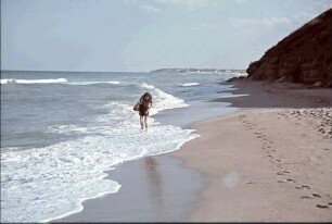 Eforie: Schwarzmeer Strand, Margarete Klein watet am Strand im Wasser