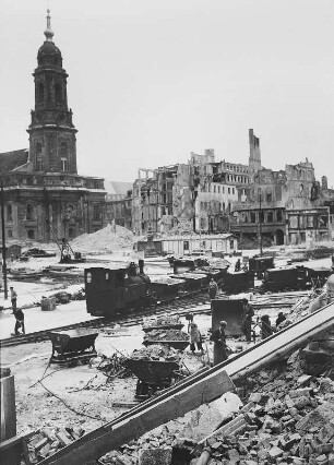 Ansicht mit Trümmerbahn gegen die Kreuzkirche