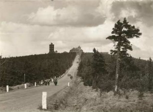 Erzgebirge, Oberwiesenthal, Blick über die neue Straße zum Fichtelberghaus