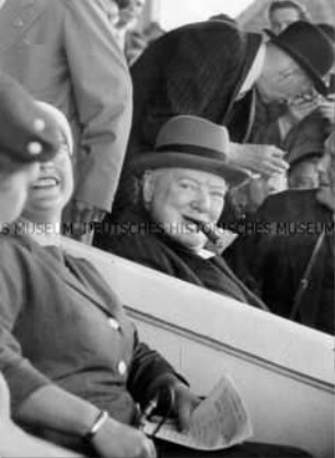 Sir Winston Churchill beim "Großen Preis" von Nordrhein- Westfalen auf der Rennbahn in Grafenberg