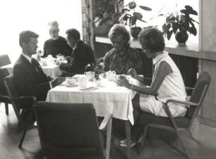 Dresden-Altstadt. Hotel "Gewandhaus", Innenansicht. Gäste im Frühstückszimmer