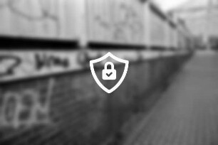 Manhagener Allee: Fußgängertunnel unter Bahnstrecke Hamburg-Lübeck: Graffiti an Wand: hinten Glasüberdachung: 26. [Name maskiert]