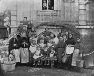 Wäscherinnen : Wäscherinnen. Fotografie (1878; A. Kotzsch). Dresden: Stadtmuseum