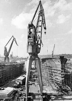 Hamburg-Ottensen. Ansicht der Schlieker-Werft. Schiffsneubauten liegen auf der Helling. Im Vordergrund ein Kran