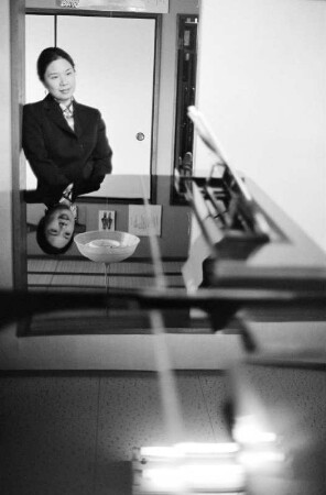 Portrait von Mayumi San mit einem Klavier, Tokio