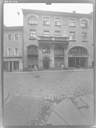 Meißen-Altstadt, Willy-Anker-Straße (Elbstraße) 32. Wohnhaus mit Läden (1901). Straßenfront (Teilansicht)