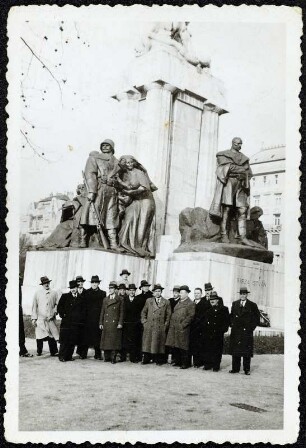 Zum Gruppenportrait aufgestellte Teilnehmer einer Reisegruppe mit Geschäftsleuten aus Bulgarien um Hristo Petrow Dimitrow an Istvan Tisza-Denkmal in Budapest