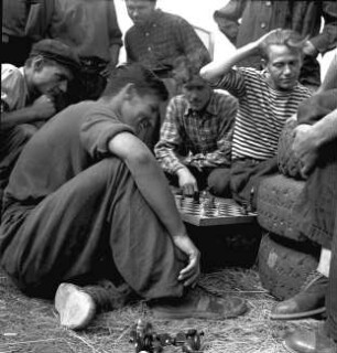 Studenten eines Sowchos beim Schachspielen