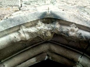 Stadtkirche - Kirchturm von Westen- Erdgeschoß gotisches Portal - Schlußstein des Gewändes mit angetreppter Profilierung sowie Blattornamentik