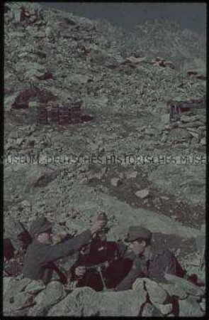Soldaten an einem Geschütz im Kaukasus