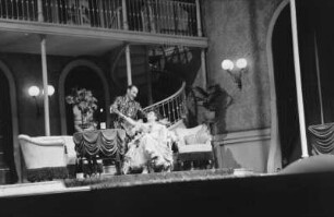 Szenenbilder aus "Die Fledermaus" von J. Strauss, Regie W. E. Struck, mit L. de Beer, R. Inden, M. Vaidas, H. Wocke, F. Kronström, M. Ritzmann, G. Frickhöffer, R. Schiemann, R. Zabekow, H. Wasmer-Witt, J. Schubert u.a., Metropol-Theater, Premiere 20.12.1955