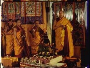 Buddhismus, Tibet - Weihezeremonie im Klösterlichen Tibet-Institut Rikon (Schweiz) durch Mönche der Tantra-Schule Gyütö. 2. "Hauptweihe" (»rab-gnas dnos-gzi«)