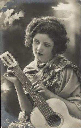 [Frau mit Gitarre]