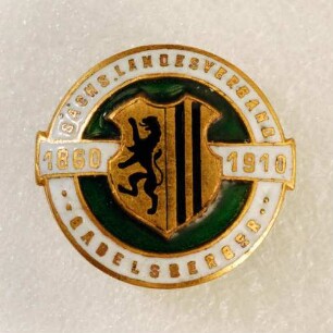 Jubiläumsabzeichen Sächsischer Landesverband Gabelsberger 1860-1910 (mit Broschennadel) : Medaillensammlung Stenografische Sammlung. Jubiläumsabzeichen Sächsischer Landesverband Gabelsberger 1860-1910 (Stadtwappen von Dresden auf grünem Grund und goldener Um-/Aufschrift "Sächs. Landesverband Gabelsberger 1860-1910", mit Broschennadel). Email, Metall; Durchmesser 23 mm (1910). Dresden: SLUB R c 0397