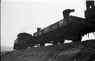 Lok 16, Az 405 Baustelle Rangendingen, alte Niederbordwagen mit Holzaufbau, genannt X-Wagen, benutzt bis 1975, dann stärkere K-Wagen altgebraucht erworben