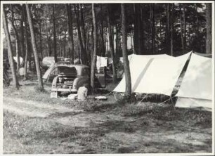 Bayern. Ingolstadt an der Donau. Campingplatz Auwaldsee. Die Zelte sind aufgebaut und das Auto ist entladen