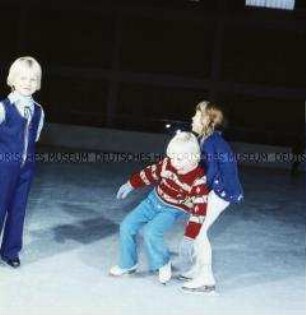 Ausbildung von Kindern im Eiskunstlauf in der Dynamo-Sporthalle in Berlin-Weißensee