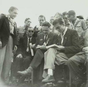 Nazim Hikmet (Mitte) am Tag der Kolonialjugend im Treptower Park