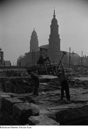 Enttrümmerung auf dem Altmarkt, im Hintergrund die Kreuzkirche und der Rathausturm