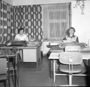 Roßwein, Wehrstraße. VEB Jugendmode Roßwein. Messe der Meister von Morgen. Büro. Raumaufnahme mit zwei Angestellten