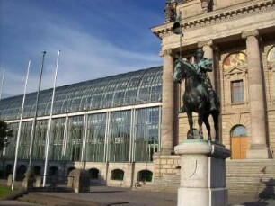 München: Bayerische Staatskanzlei mit Reiterstandbild des Otto von Wittelsbach