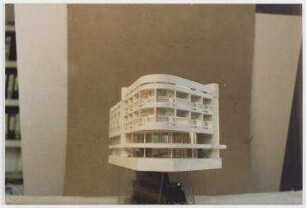 Wettbewerb Wohn- und Geschäftshaus, BMW-Haus, 1. und 2. Stufe (nicht realisiert) – Modellansicht. Berlin-Charlottenburg, Kurfürstendamm 31, Uhlandstraße 177/178