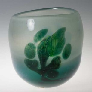 Vase mit stilisierten Bäumen