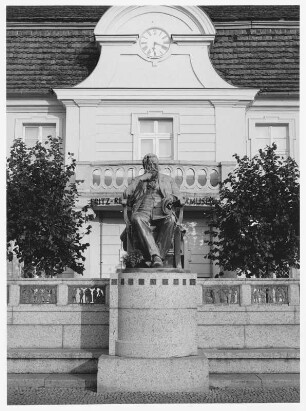 Stavenhagen. Fritz-Reuter-Denkmal vor dem Fritz-Reuter-Literaturmuseum