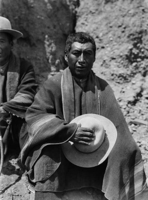 Indigener Mann : Portrait eines indigenen Mannes aus Callapa am Ufer des Río Salado del Oeste.