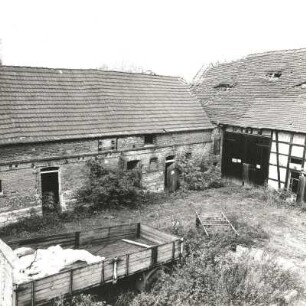 Markranstädt-Räpitz, Dorfstraße 13. Dreiseithof (1886/1900). Hofecke mit Stallgebäude und Scheune