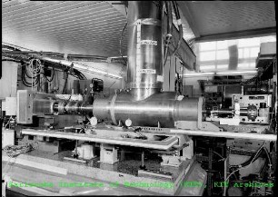 Magnetfeldmessstand für supraleitende Quadrupole mit Trägheitsantrieb und Drehdurchführung des Instituts für Experimentelle Kernphysik (IEKP)