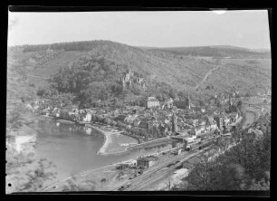 Blick auf Bahnhofsgelände, Mainspitze, Burg, Fähre und Innenstadt