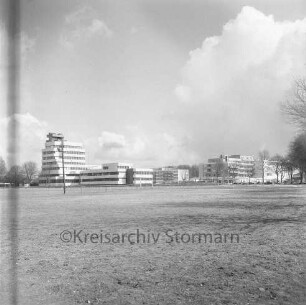 Stormarnplatz: Blick über Spielfelder, Tore, Flutlichmast: hinten links Rathaus: hinten rechts Reeshoop [später Manfred-Samusch-Straße], Rathausplatz mit Randbebauung