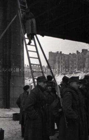 Soldaten auf der Kierbedz-Brücke in Warschau