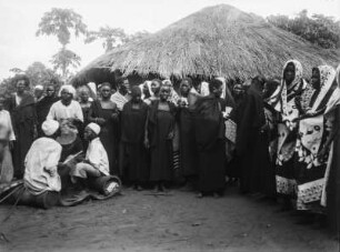 Ngoma : Personen bei Kiswere mit Ngoma (Trommel).