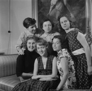 Gruppenaufnahme von sechs jungen Damen