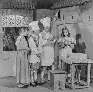 Sorbisches Volkstheater: "Dornröschen" : Bautzen. Deutsch-Sorbisches Volkstheater. Szene aus einem Theaterstück