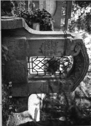 Grabstein 92 (Index: 99618531) Maße HxBxT: 173x152x24 cm Besonderheit: kulturhistorisch wertvoll / künstl.-formale Gründe (Steingestaltung); - Doppelgrab: Grabstein 92
