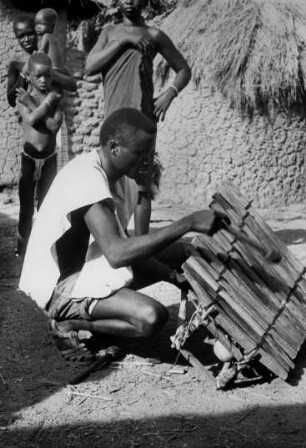 Korhogo. Jouer de balafon