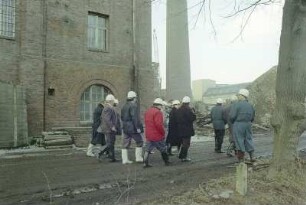 v Personengruppe, Kopfbau, Schornstein 2, h Hochbunker, von S