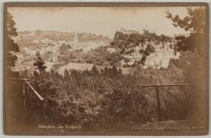 Hohnstein. Ortsansicht mit Kirche und Burg. Blick vom Hockstein nach Osten. Fotografie von Hermann Krone (Kabinett: Negativbeschriftung, Prägestempel, beidseitig mit braunem Papier kaschierter Karton)
