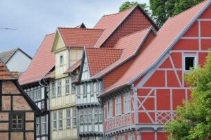 Quedlinburg - Fachwerkhäuser : Historische Fachwerkfassaden mit neuem Anstrich in der Schmalen Straße. Aufgenommen am 15. Juli 2012 in Quedlinburg