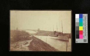 Aufnahme aufgezogen auf Karton [Reichspostdampfer "Kaiser Wilhelm II." im Kaiser Wilhelm-Kanal, Schmidt & Wegener, Kiel, 1895]